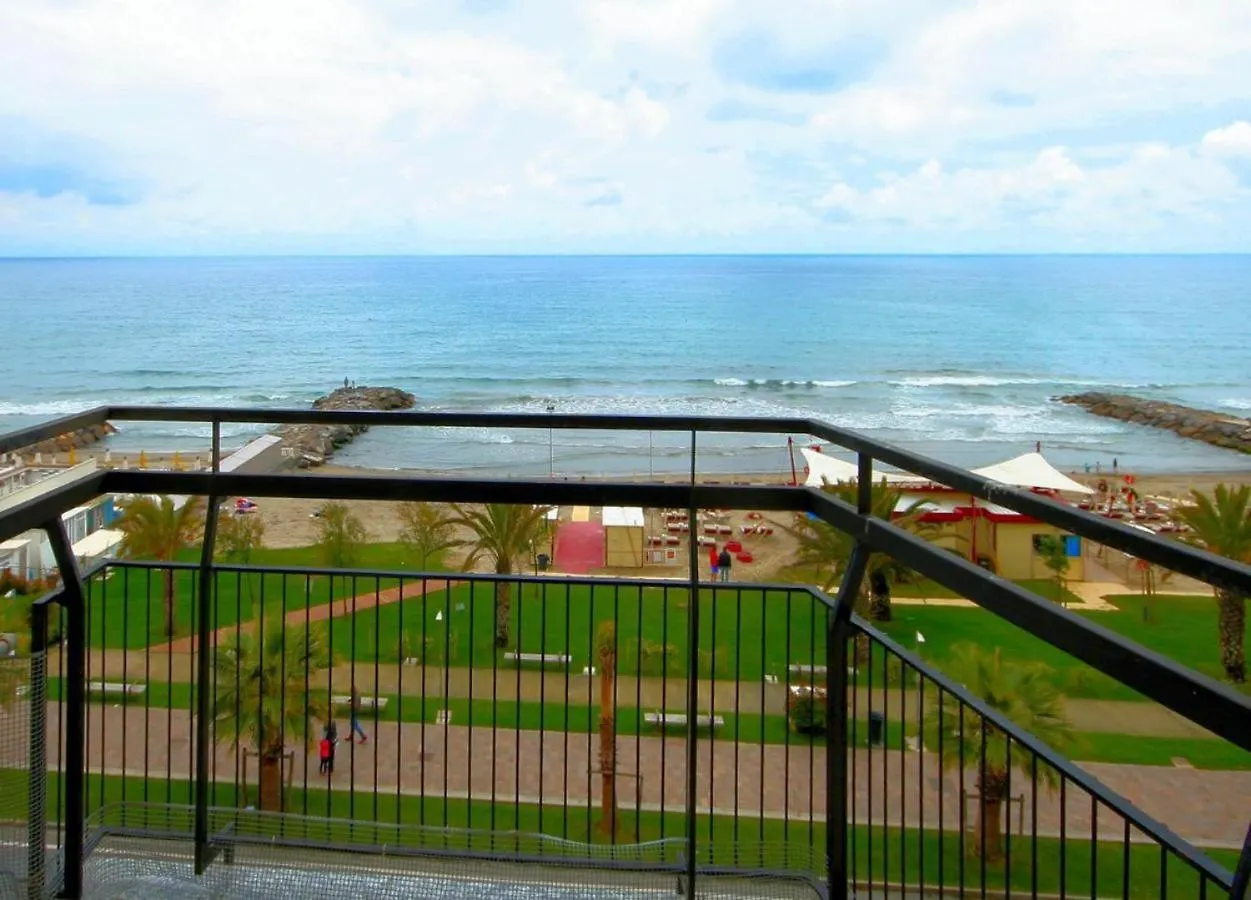 דירות Marina dʼAndora Xxv Aprile 2 Int 10 Frontemare 3 איטליה